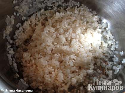 Рис (возьмите круглый рис для каш) промойте в нескольких водах так, чтобы вода после промывки была чистой.