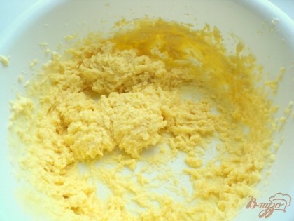 Мягкое масло растереть с сахарной пудрой, желтком и сметаной.