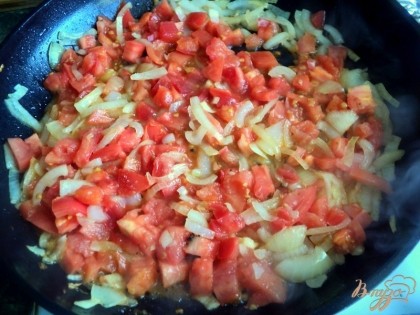 Приготовить соус для заливки: лук мелко порезать и пассировать на растительном масле 2-32 минуты. Затем добавить мелко нарезанные помидоры, с которых предварительно снять шкурку.