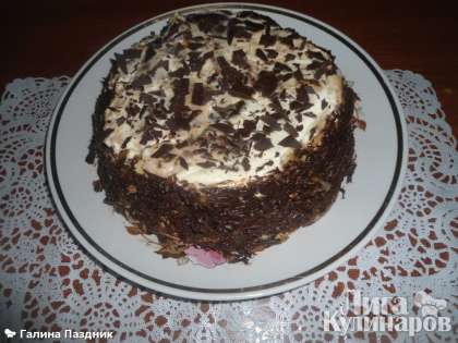 Украсила торт тертым шоколадом.