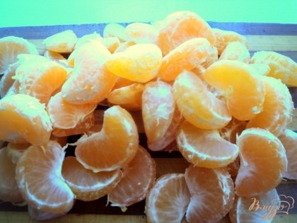 Мандарины почистить от кожуры и белых волокон. Снять цедру с половинки лимона и одного мандарина.