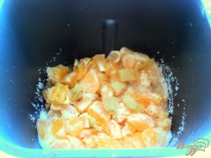 Порезать мандарины на кусочки и положить в чашу хлебопечки. Добавить сахар, цедру, мелко порезанный имбирь и сок лимона. Готовить в хлебопечке в режиме «Джем» 1 час 10 минут.