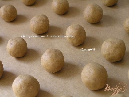 Из полученной массы скатать шарики, размером с грецкий орех, выложить на противень.
