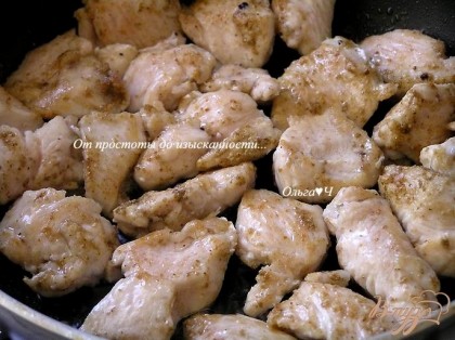 Куриное филе нарезать небольшими кусочками, обвалять в смеси из муки, тмина, кориандра, обжарить на растительном масле, выложить в миску.