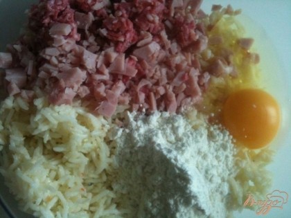 В салатнике смешать рис, рубленную ветчину и салями, яйцо, муку и специи.