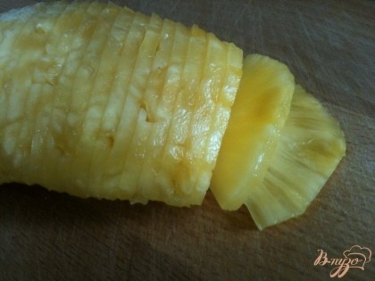 Кусочек ананаса нарезать тонко.