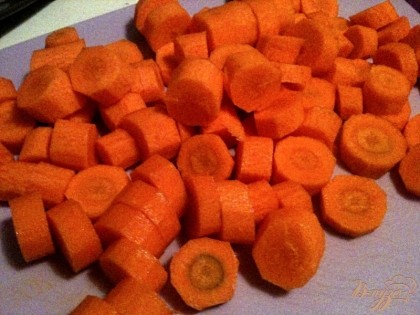 Морковь почистить и нарезать.