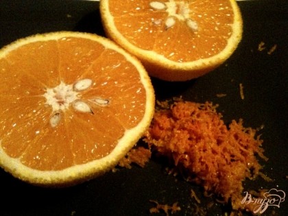 Из апельсина выжать сок и стереть цедру.