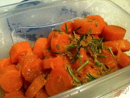 Морковь переложить в небольшую емкость и вылить приготовленный маринад. Перемешать, закрыть крышкой и убрать в холодильник на ночь.