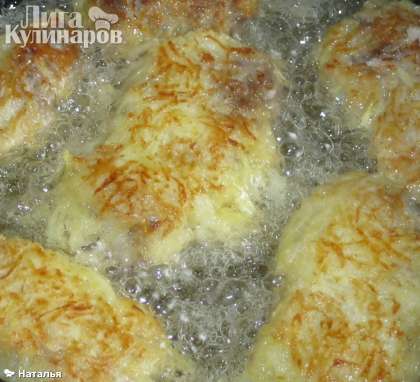 Колбаски можно пожарить на раскаленной сковороде с обеих сторон до образования румяной корочки.