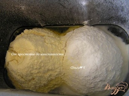 В контейнер хлебопечки налить воду, добавить соль, сахар, масло, всыпать муку,