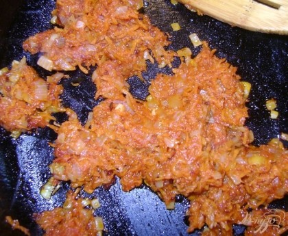 Обжарим на сковороде сначала лук немного, далее добавим к нему морковь, еще обжарим пару минут. Добавим томатную пасту, обжарим еще минуту.