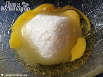 В отдельную миску разбиваем пару яиц, добавляем к ним сахар и эссенцию