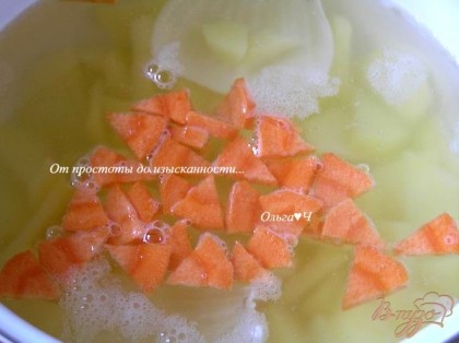 Добавить нарезанную морковь, готовить еще 5-7 минут, посолить.