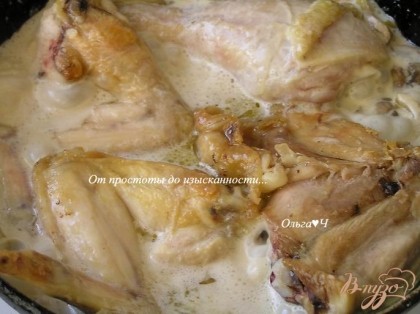 Вернуть куски курицы в сковороду кожей вниз, готовить под крышкой около 25 минут. Перевернуть один раз.