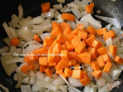 В той же сковороде обжарить лук и морковь, выложить в мультиварку.