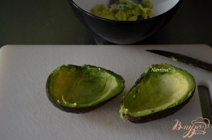 Авокадо разрезать наполовину, убрать ядро. Снять чуть мякоти и выложить в емкость. Размять авокадо. Добавить к нему чеснок, соль и перце по вкусу, бекон обжаренный и поломанный на кусочки.