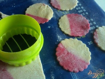 Раскатать тонко и вырезать формочкой для печенья круги.