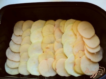 Сотейник смазать маслом и выложить рядами внахлест картофель и кабачки одним слоем.