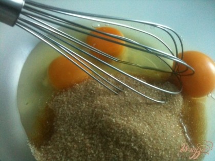 Яйца взбить с коричневым сахаром.