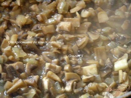 Обжарить мелко нарезанные лук и грибы на растительном масле. Куиное филе отварить до готовности.