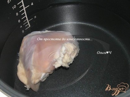 Вмультиварку налить воду, выложить бедро курицы без кожи. Включить режим "Суп" на 1 час 15 минут.