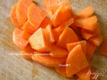 Нарезать морковь, добавить в мультиварку через 10 минут после картофеля.