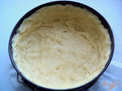 Выложить тесто в смазанную маслом форму (дно застелить бумагой для выпечки) и сформировать бортики. Поставить форму с тестом в холодильник на 30 минут.