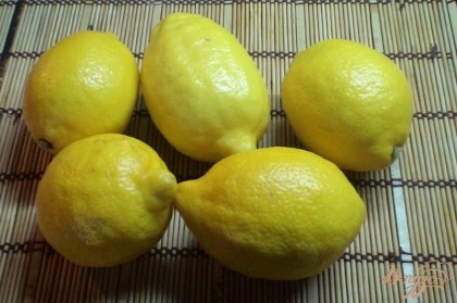 Для начала мы хорошо промоем лимоны, обсушим их.