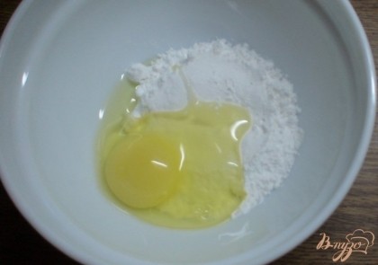 В другую посуду разобьем яйцо, немного взобьем его вилкой, добавим сахарную пудру и хорошо перемешаем, чтобы не было комочков.