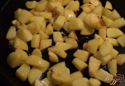 Тем временем, чистим картофель, режем его кубиками. Обжариваем картофель на сковороде, почти до готовности.