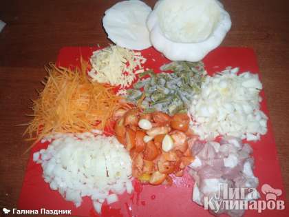 А эти все ингредиенты у нас есть в рецепте для начинки: морковь потереть или мелко порезать соломкой, лук порезать, мякоть патиссона тоже порезать, помидоры нарезать кусочками, а капусту порезать тонко.
