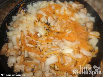 На растительное масле обжарить нарезанное куриное филе, добавить лук и морковь и обжарить (но не до полной готовности)