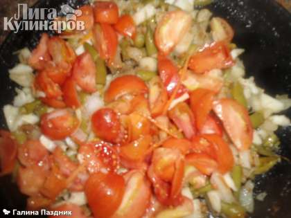 Затем добавить помидоры и  морковь с луком и мясом. Посолить, поперчить. Добавить зелень по вкусу и чеснок 1-2 зубка. Все перемешать, начинка готова.