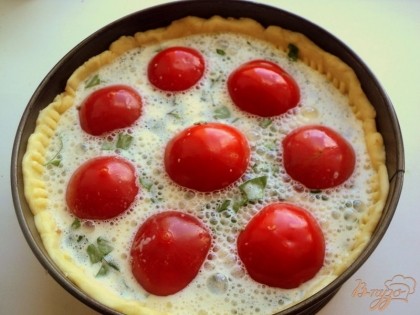 Яйца взбить со сливками миксером. Посолить и поперчить по вкусу, добавить мелко порезанную петрушку, перемешать и залить пирог. Выпекать при температуре 180 градусов 35 минут.