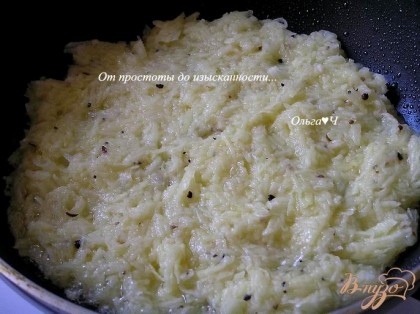 Выложить массу на разогретую сковородку с растительным маслом, слегка утрамбовать ложкой.