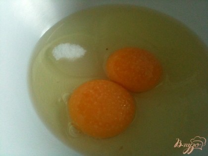 Яйца взбить венчиков с солью и сахаром.