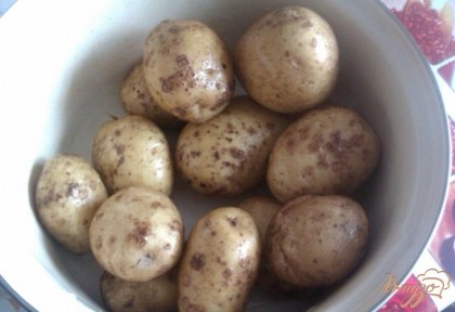 Картофель промываем и ставим вариться прямо в кожуре.