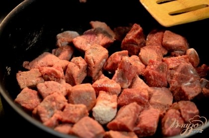 На горячую сковороду вылить масло и обжаривать со всех сторон говядину. Снимем со сковороды.