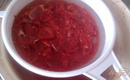 Спустя час томаты и лук полностью размягчились. Теперь нам необходимо избавиться от кожицы и семян. Для этого протираем томатную массу через сито.