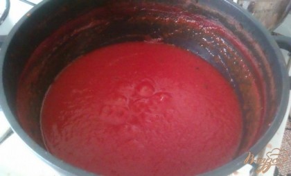 Готово! Постоянно помешиваем, чтобы томатная паста не пригорела. Сначала при кипении она пузырилась, а в конце готовки начала “плеваться” – будьте осторожны, не обожгитесь. Когда объем помидорного сока станет в 5 раз меньше - домашняя томатная паста готова. Выключаем огонь и вливаем уксус, перемешиваем и закрываем в стерильные банки. В итоге выход продукта составил ровно 1 литр.