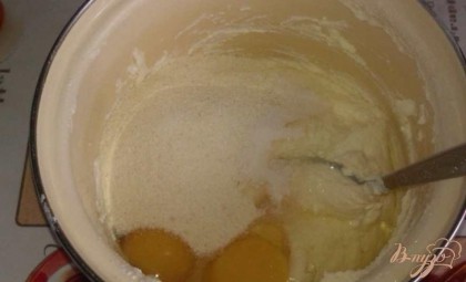 К творогу добавляем куриные яйца, соль, два вида сахара и манную крупу (пять столовых ложек).