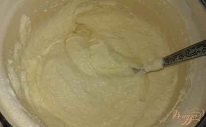 Ложкой вымешиваем тесто, чтобы его консистенция стала однородной. Вначале оно жидковато, поэтому оставляем тесто набухать (манная крупа впитывает в себя влагу) на полчаса.