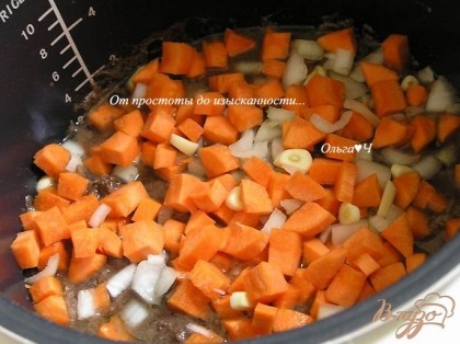 Добавить морковь, лук и чеснок, готовить в режиме "Суп" еще 50 минут.