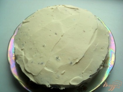 Верх и бока торта также смазать кремом и посыпать крошкой бисквита.
