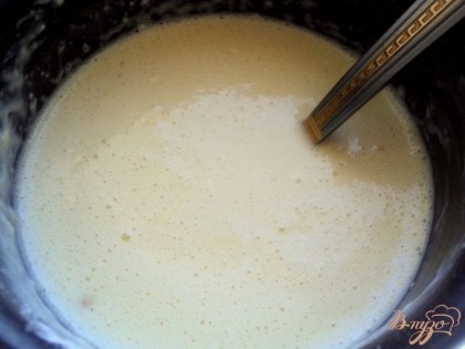 Яйца взбить венчиком с солью, добавить отцеженное молоко с ароматом апельсина, сок апельсина, муку, хорошо размешать. Долить оставшееся молоко и растительное масло. Дать тесту постоять 10-15 минут.