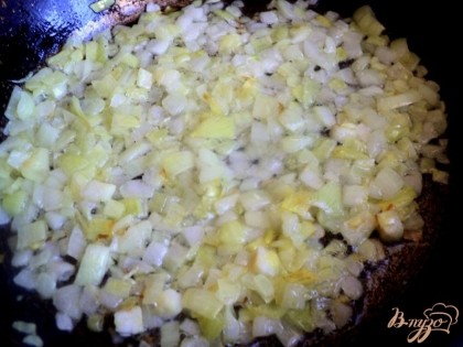Вареную куриную грудку измельчить в блендере или перемолоть на мясорубке. Лук мелко порезать и пассировать на сковородке на растительном масле до золотистого цвета.