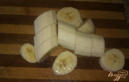 Последний на очереди банан. Освобождаем его от кожуры и нарезаем произвольными, не слишком мелкими кусочками – кружочками будет в самый раз. Добавляем банановые ломтики за пять минут до окончания варки компота.
