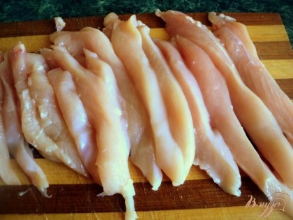 Куриное филе порезать полосками толщиной 1 см.