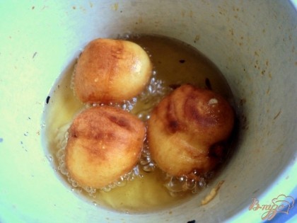 В кастрюле нагреть растительное масло до кипения. При помощи ложки выложить в кипящее масло тесто в виде клецок и жарить до румяности.